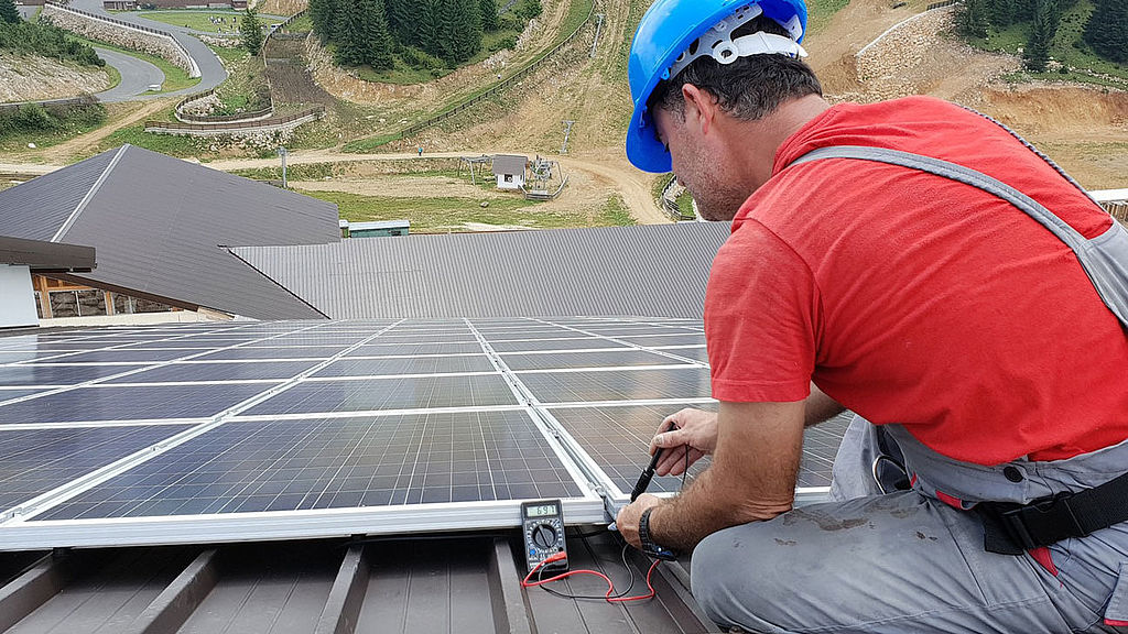 Ein Arbeiter befestigt eine Solarzelle